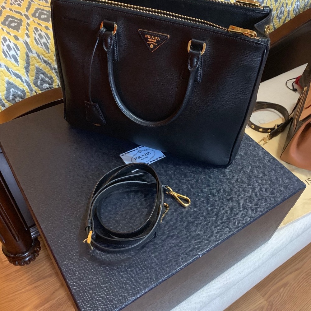 Handbags - Picture 8 of 8